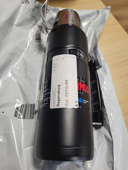 221577 - KING - TERMOS INOKS Termos Shishe, e zezë mat, 1.20L - Çelik inox, absolutisht i papërshkueshëm nga rrjedhjet, me gotë dhe dorezë për pirje, i mban pijet të ngrohta dhe të ftohta për 24 orë, i sigurt për lavastovilje, pa BPA