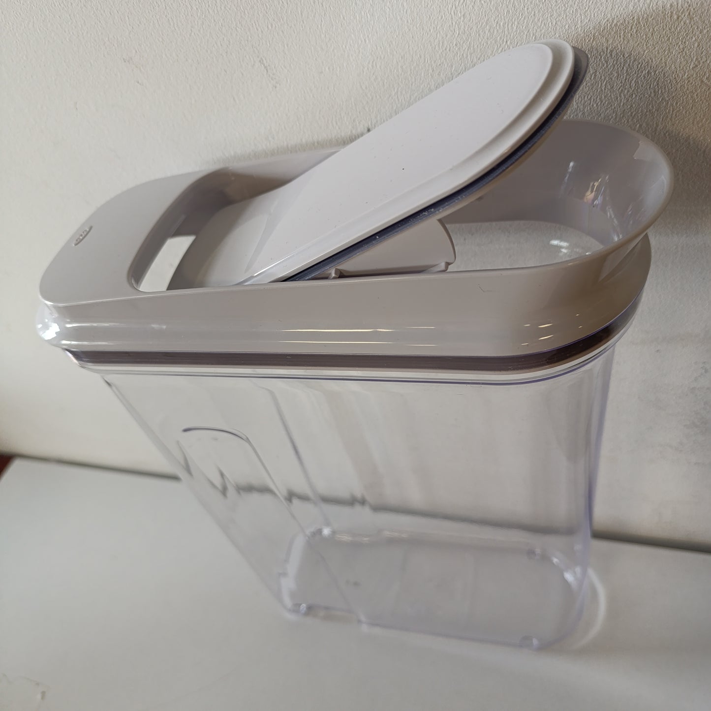 183862 - OXO Enë Dispenser për Musli Good Grips POP, Madhësi 4.2L, Kapak për Ruajtjen Hermetike, Ngjyra e Bardhë/Opulent Garden