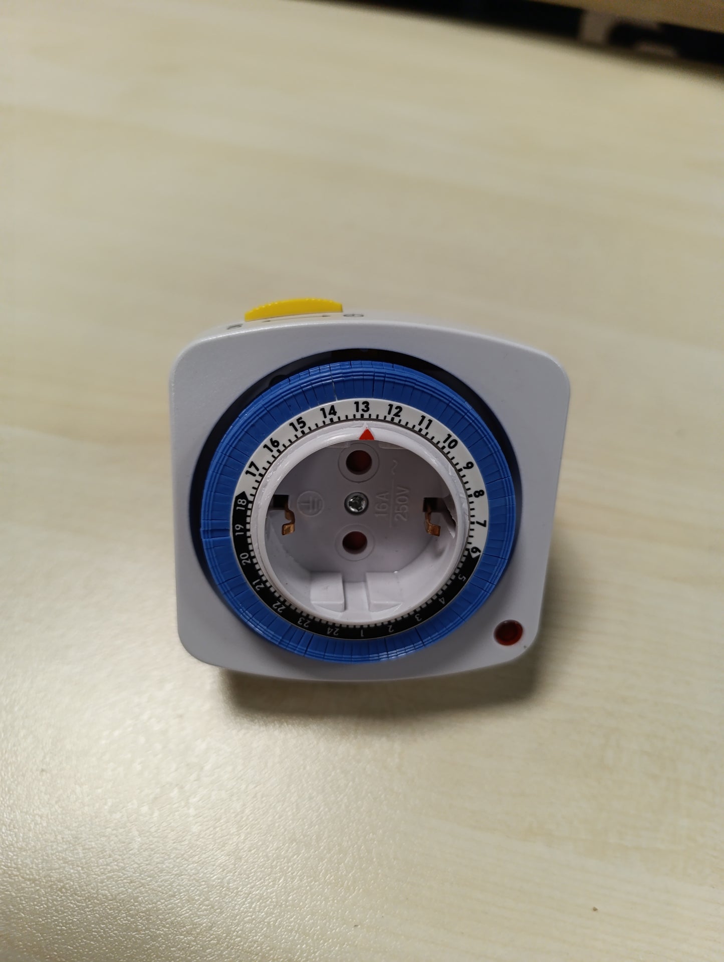168864 - HBN Prizë Mekanike Kohëmatësi, Prizë Analogjike me Kohëmatës Ditor 24-orësh, Ndërrim 15-minutësh, Kapacitet 16A/3600W për Përdorim të Brendshëm