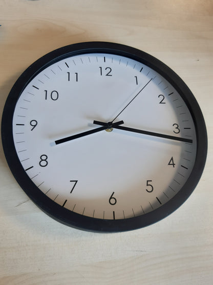 262702 - AMAZON BASICS Orë muri e rrumbullakët, 30.5 cm, e lehtë për t’u lexuar, e heshtur, funksionon me bateri, e zezë