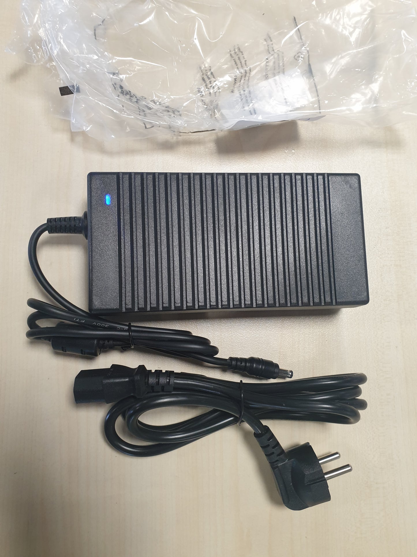 268228 - TOP KARIKUESI - Adaptor rrjeti, kabllo karikimi, dalje DC 19V 9.5A 9500mA 180W, I certifikuar CE, Prizë: 5.5 mm * 2.5 mm, Zëvendëson 19V 5A/6A/6.5A/7.5A/8A/8.5A/9.5A