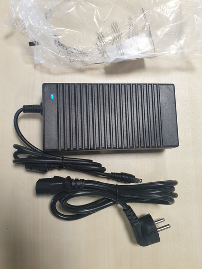 268228 - TOP KARIKUESI - Adaptor rrjeti, kabllo karikimi, dalje DC 19V 9.5A 9500mA 180W, I certifikuar CE, Prizë: 5.5 mm * 2.5 mm, Zëvendëson 19V 5A/6A/6.5A/7.5A/8A/8.5A/9.5A