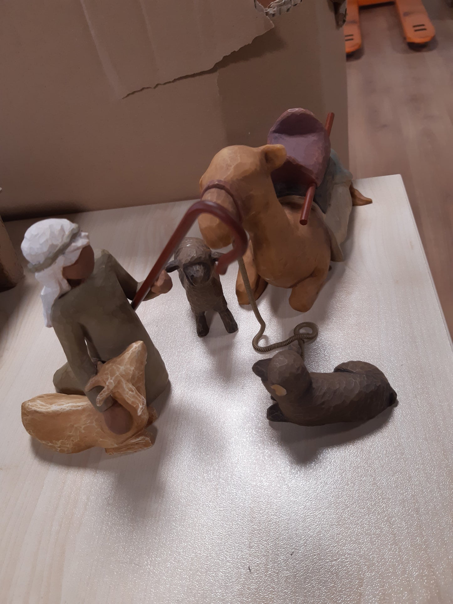 157052 - ENESCO Skulpturë Kafshësh me Skenën e Lindjes së Shelgut, Materiali Rrëshirë, Ngjyra Shumëngjyrëshe