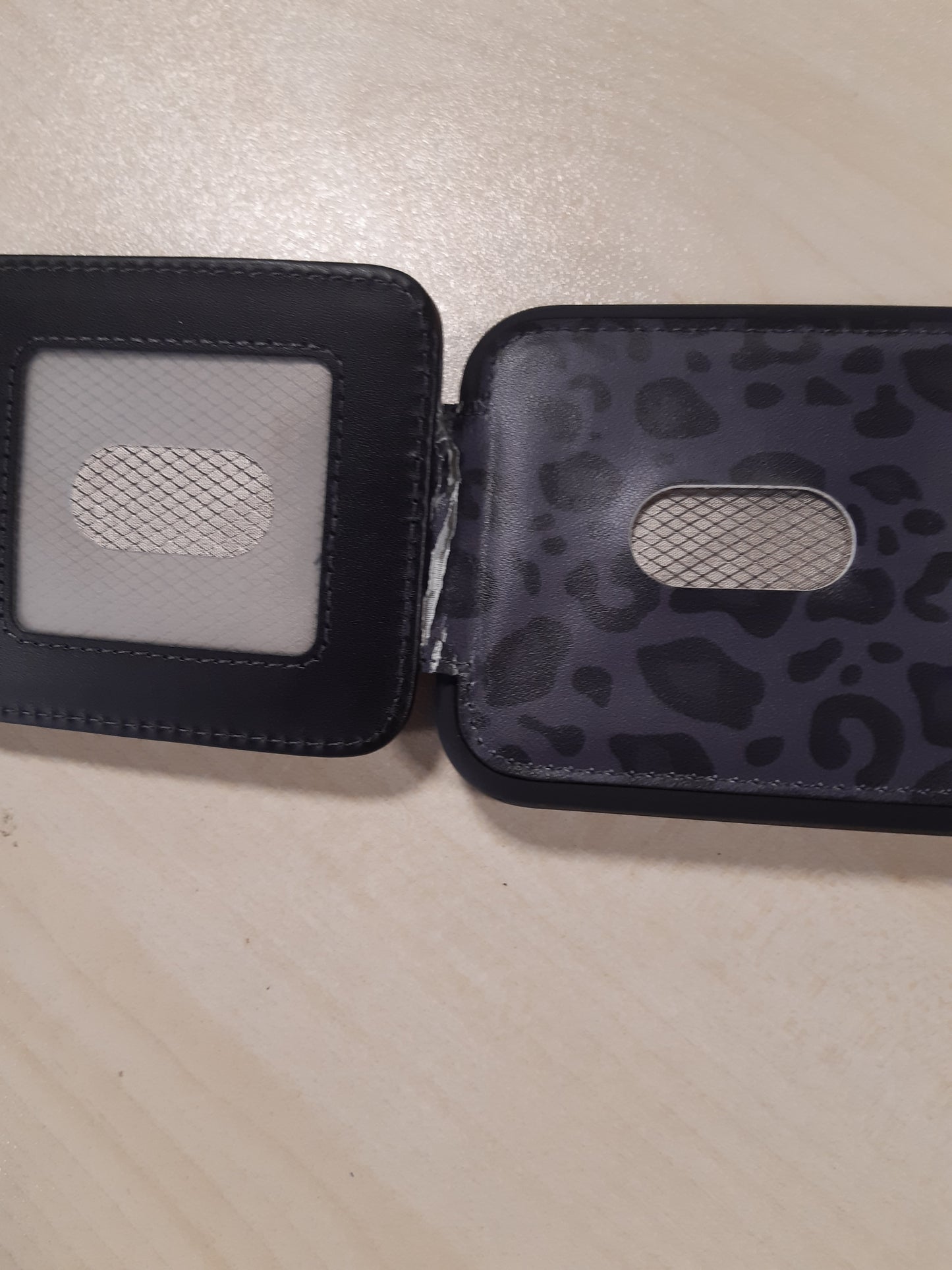 189975 - SAILORTECH Mbajtëse për iPhone 11 me Unazë dhe Vendosje për Kartë Krediti, Leopard i Zi - Modele për Burra dhe Femra