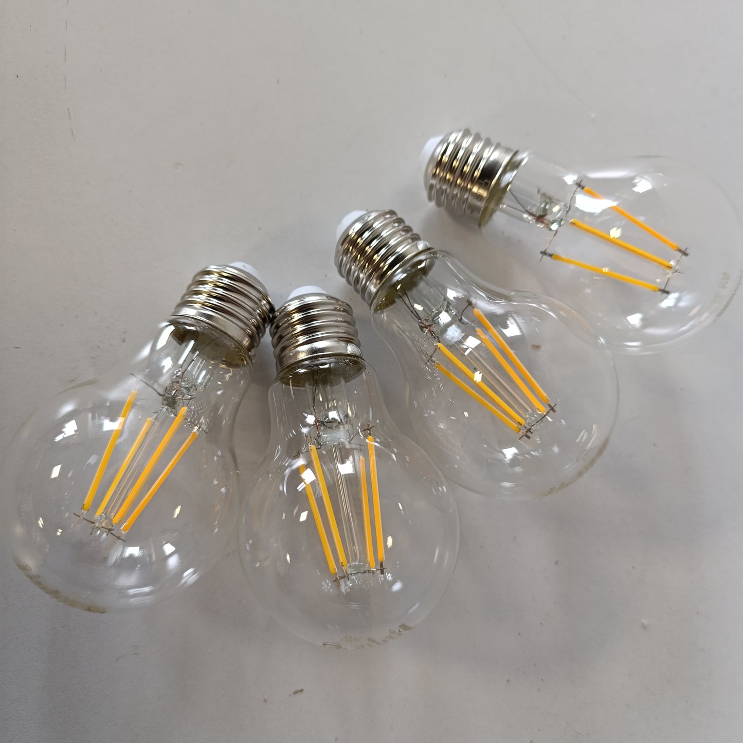 215797 - AMAZON BASICS Pako me 4 llamba LED, Bazë me Vidë Edison E27, 4.3W (Ekuivalente me 40W)