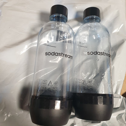 141697 - Paketë me 2 shishe origjinale SodaStream 1L, të ripërdorshme dhe të përshtatshme për lavastovilje. Përfshin furçë pastrimi Delico për përdorim praktik dhe të lehtë.