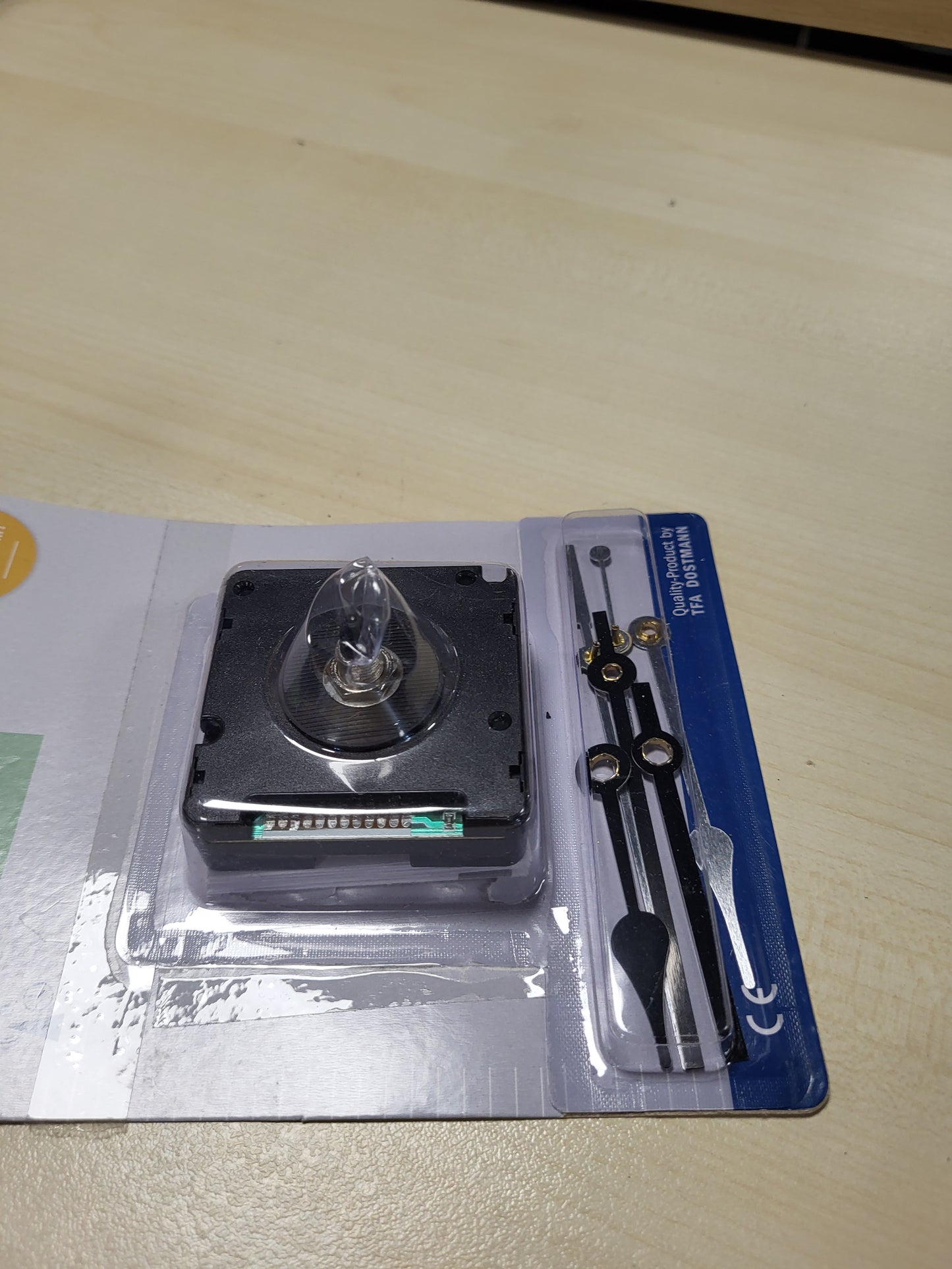257378 - TFA DOSTMANN Mekanizëm ore me radiokontroll, 2 sete akrepash, Gjatësi 56 x Gjerësi 37 x Lartësi 56 mm, e zezë