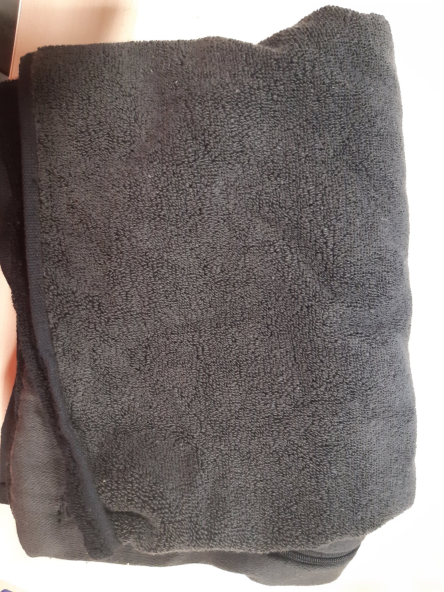 222564 - STRYVE Peshqir Sportiv, 105 x 42.5 cm, i zi, Kapëse Magnetike, Higjenik dhe Funksional