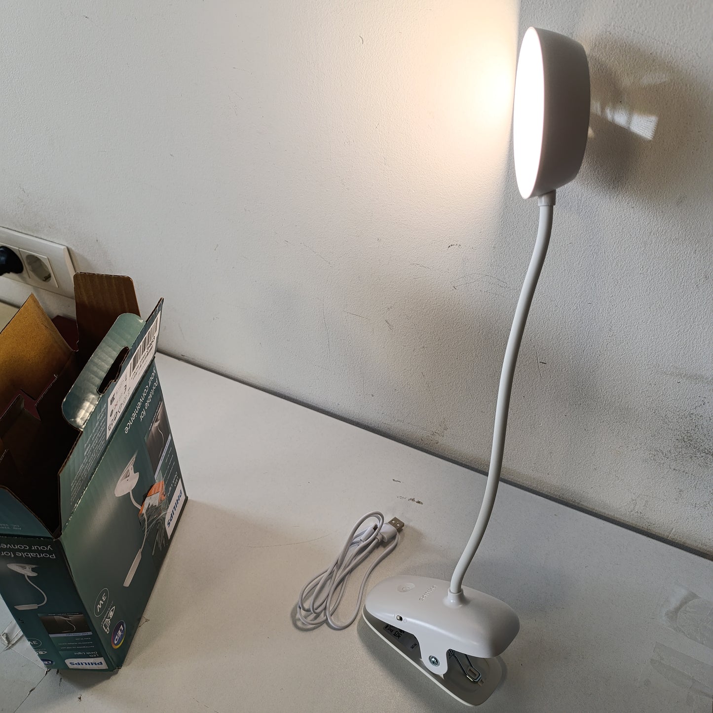 196978 - PHILIPS Llambë Tavoline LED Donutclip, 2.3W, Ngjyra e Bardhë, Ndriçim i Zbehtë