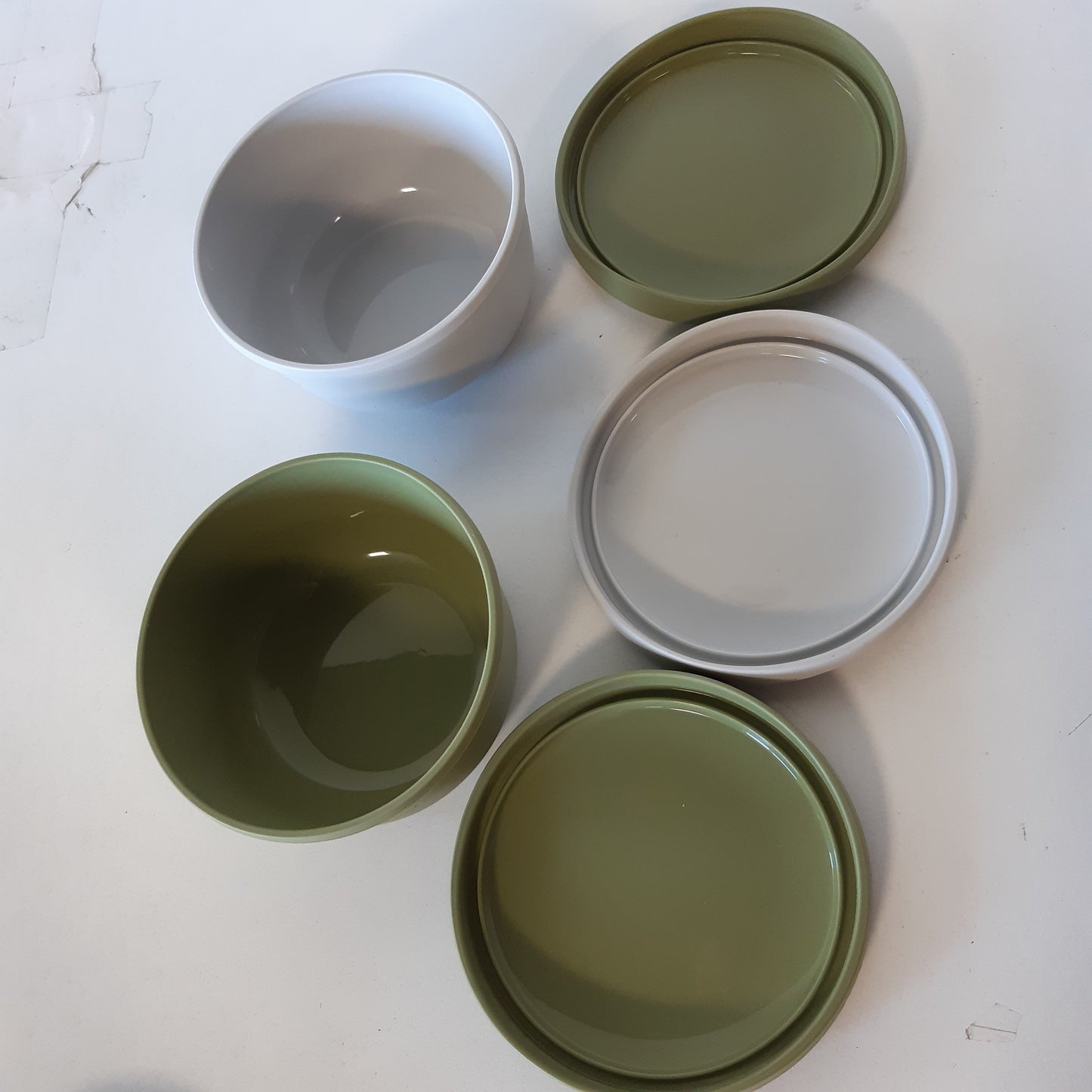 255760 - LOEWERK Kuti Brumi Pice me Kapak – Set prej 4 copësh – Kuti Brumi prej Silikoni – Ngjyrë Ulliri/Gri