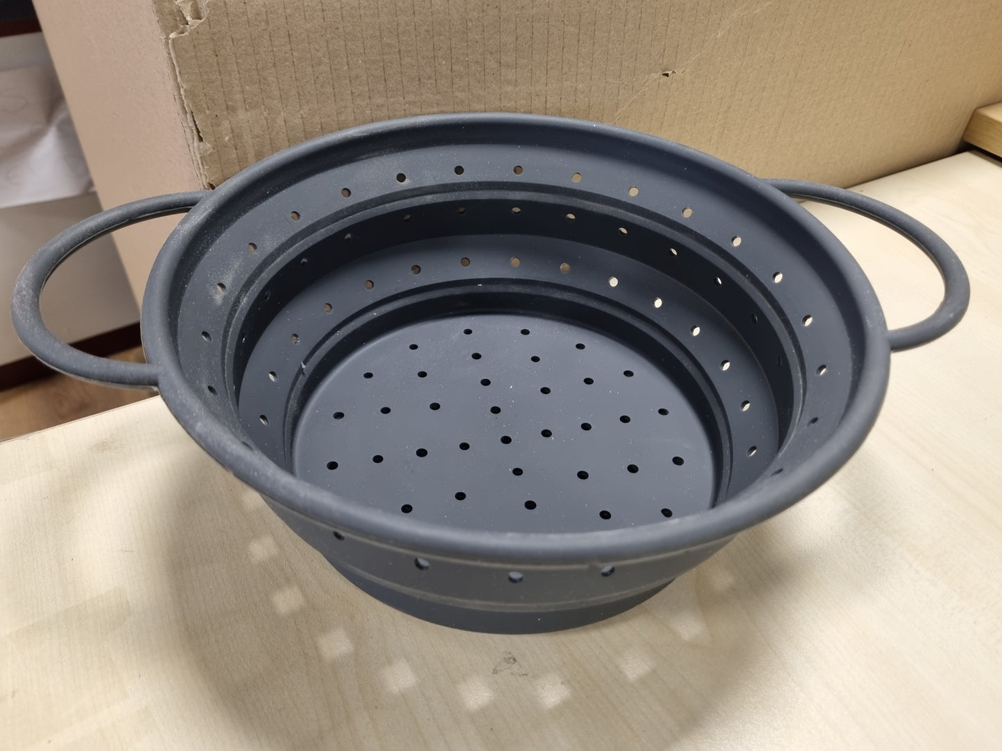 252644 - COOLINATO Kullesë silikoni e palosshme 24 cm gri, Kulluese makaronash për makarona, perime dhe fruta, Mund të lahet në lavastovilje, pa BPA, rezistente ndaj nxehtësisë deri në 230°C
