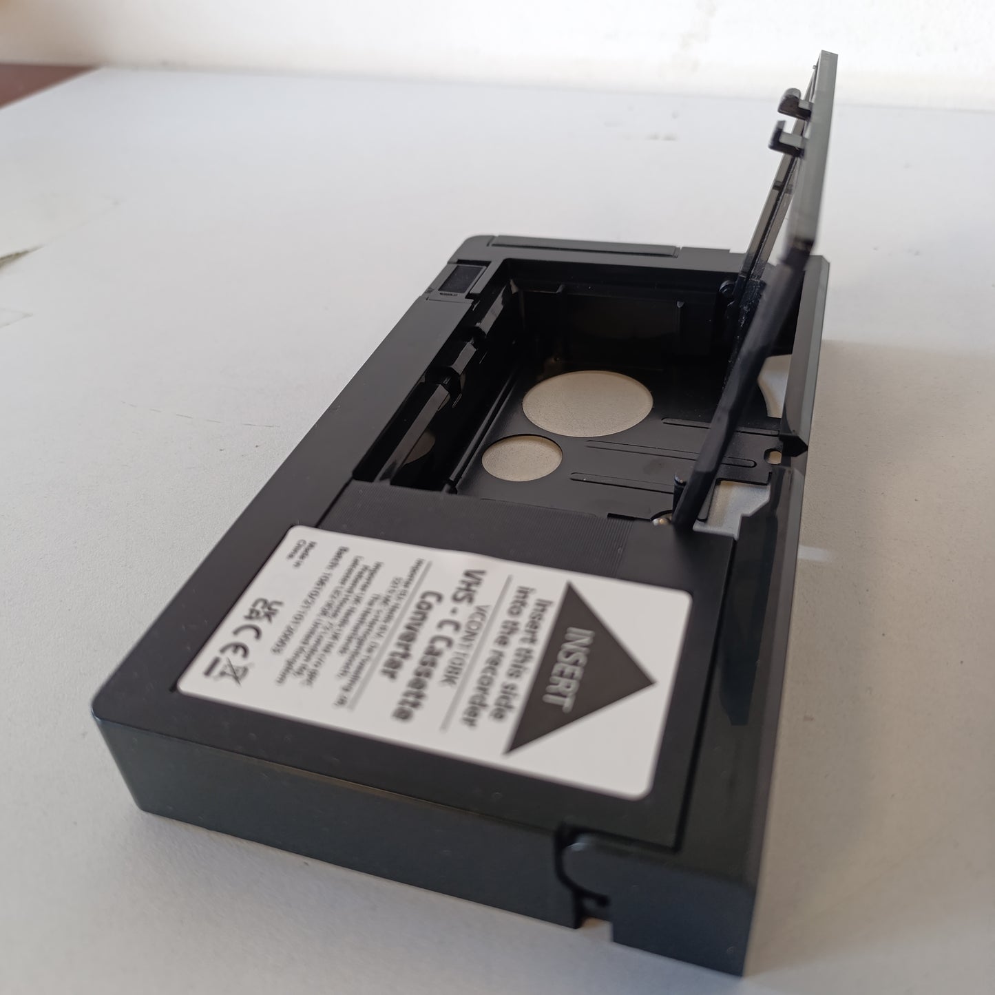 268613 - NEDIS Konvertues VHS: VHS-C në VHS - Plug & Play - I Zi