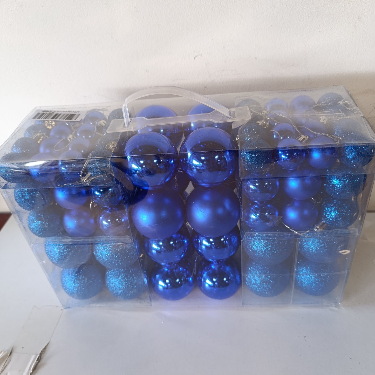 196664 - DITË RELAKSI, set prej 100 copë skulpturash plastike për Krishtlindje, blu me shkëlqim, për pemën e Krishtlindjeve, madhësia Ø 3, 4 dhe 6 cm, materiali PS, dimensionet 7 x 6 x 6 cm