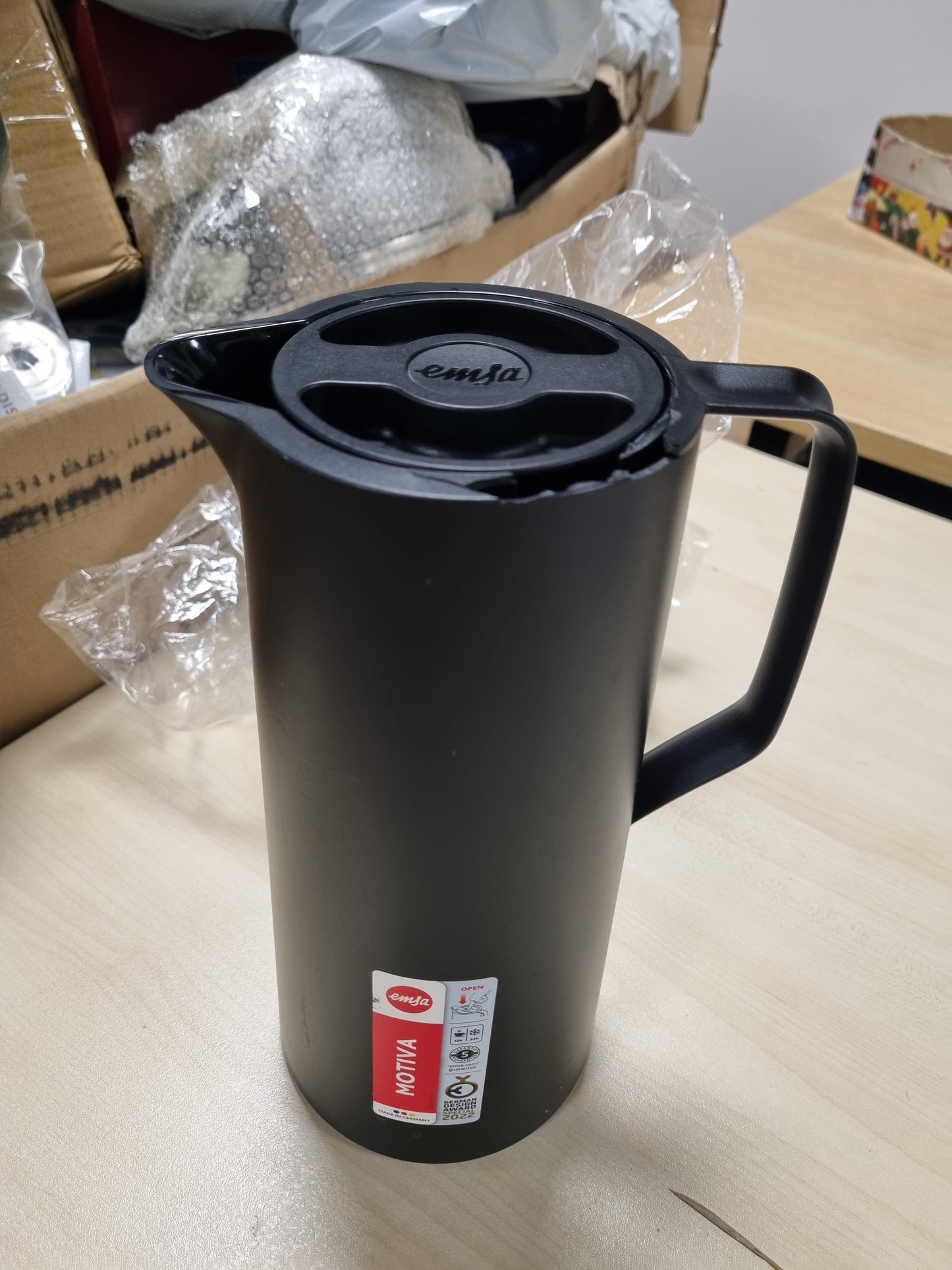 223261 - EMSAS Enë e izoluar 1L, plastike, termos me mbyllje të shpejtë, mban pijet të nxehta për 12 orë, të ftohta për 24 orë, mbulesë qelqi, prodhuar në Gjermani, dizajn nordik, e zezë, N41707