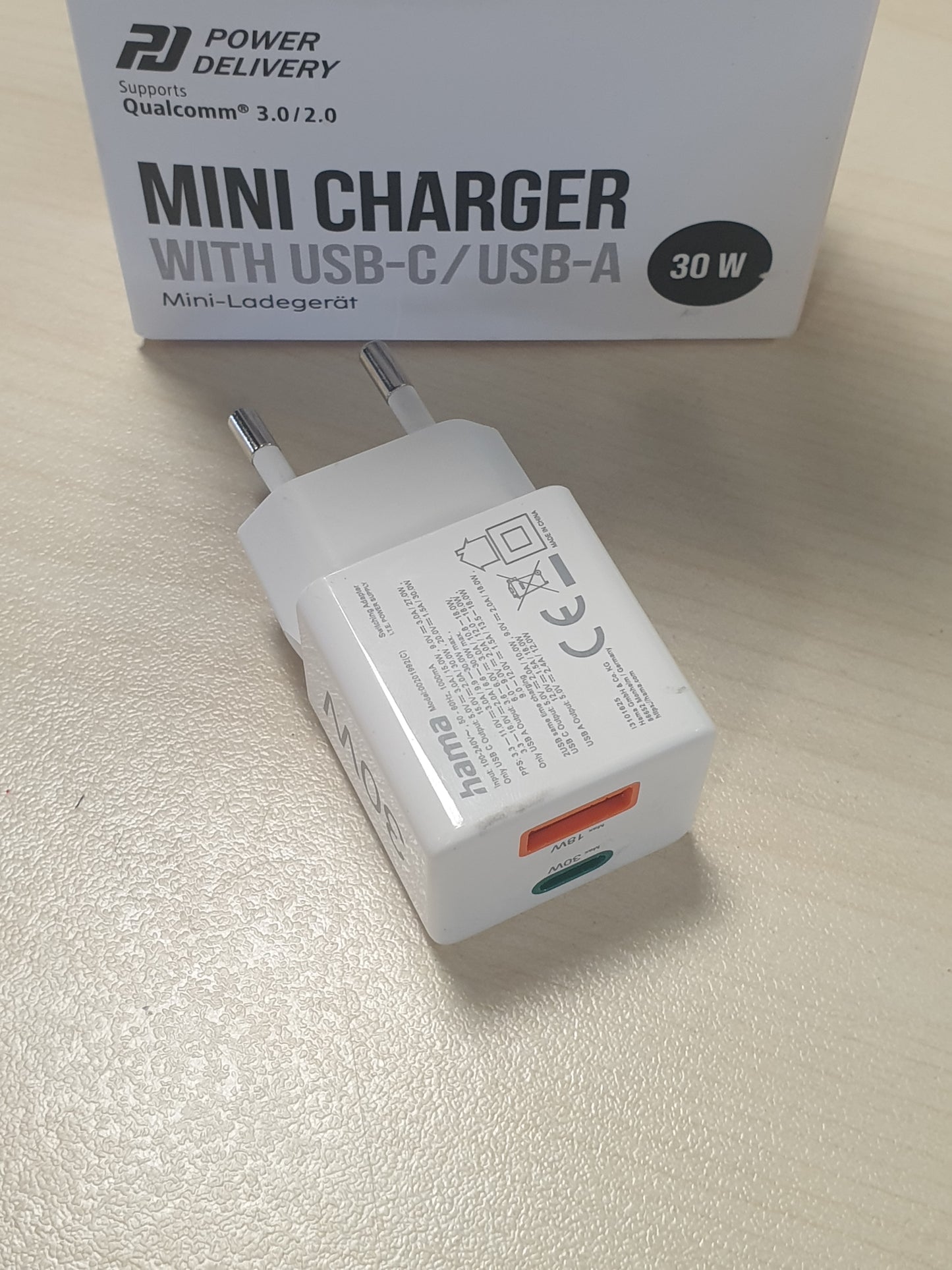 266707 - HAMA Karikues i shpejtë USB (karikues i shumëfishtë, USBC, USBA, karikues universal për telefona celularë dhe tableta, adaptor energjie me karikim të shpejtë, 30W)