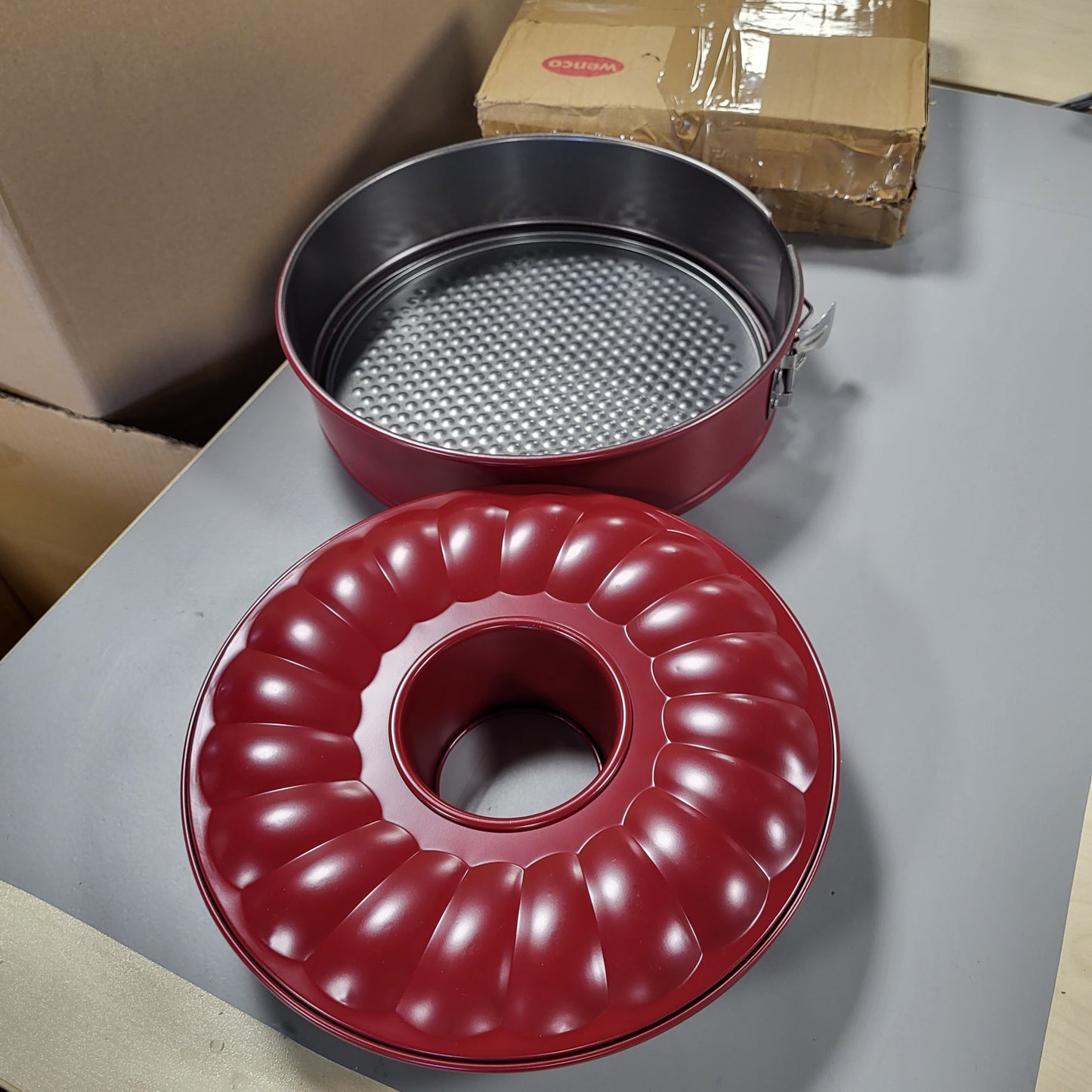 257120 - WENCO Tavë pjekjeje me sustë, 26 cm, tavë torte me bazë të sheshtë dhe tub, 2 baza, rezistente ndaj rrjedhjeve, me shtresë jo ngjitëse, e kuqe