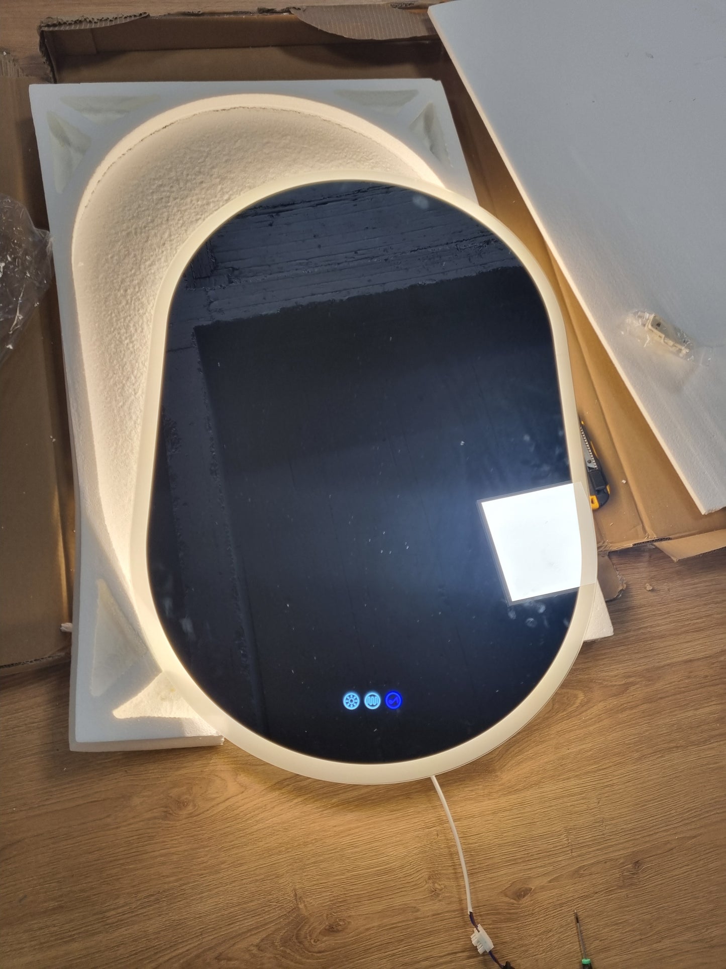 170041 - S'BAGNO Pasqyrë Ovale Banjo 60x90cm me Bluetooth dhe LED, Kundra Mjegullës, Memorie, Errësim, Xhami i Temperuar HD, 3000K/4000K/6500K, IP44, Mund të Vendoset Horizontalisht apo Vertikalisht