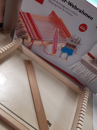215715 - RAYHER DIY Set tezgjahu prej druri për fëmijë, Gjerësia e endjes 16.5 cm, përfshirë karrocë, krehër me aksesorë, 18.5x29 cm