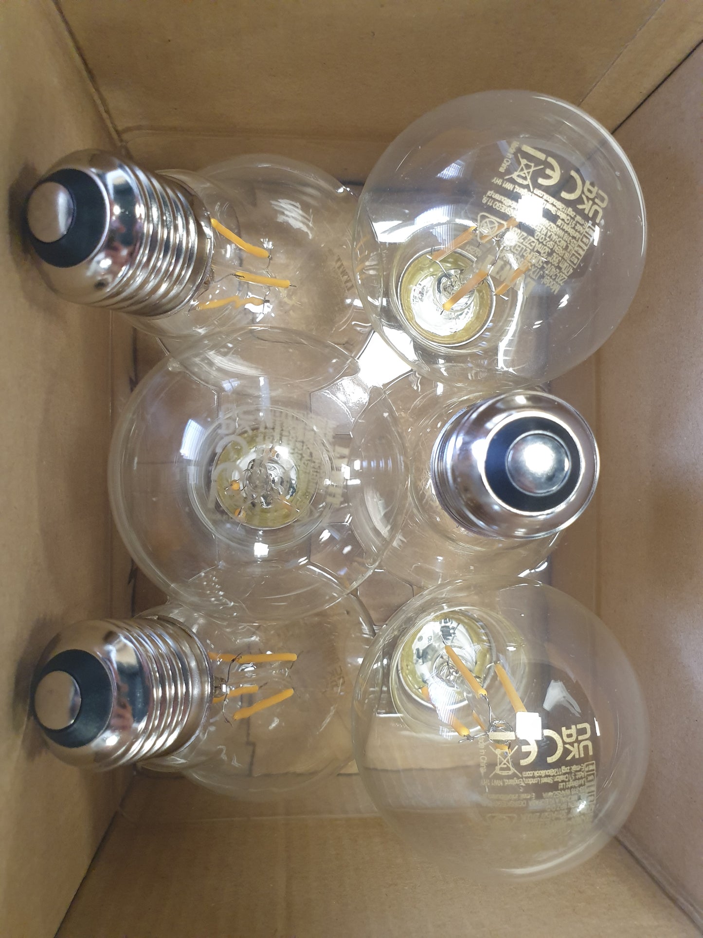 215121 - LVWIT Llambë LED E27, 470 lm, e bardhë e ngrohtë 2700K, zëvendëson 40 vat, transparente (pako me 6 copë)