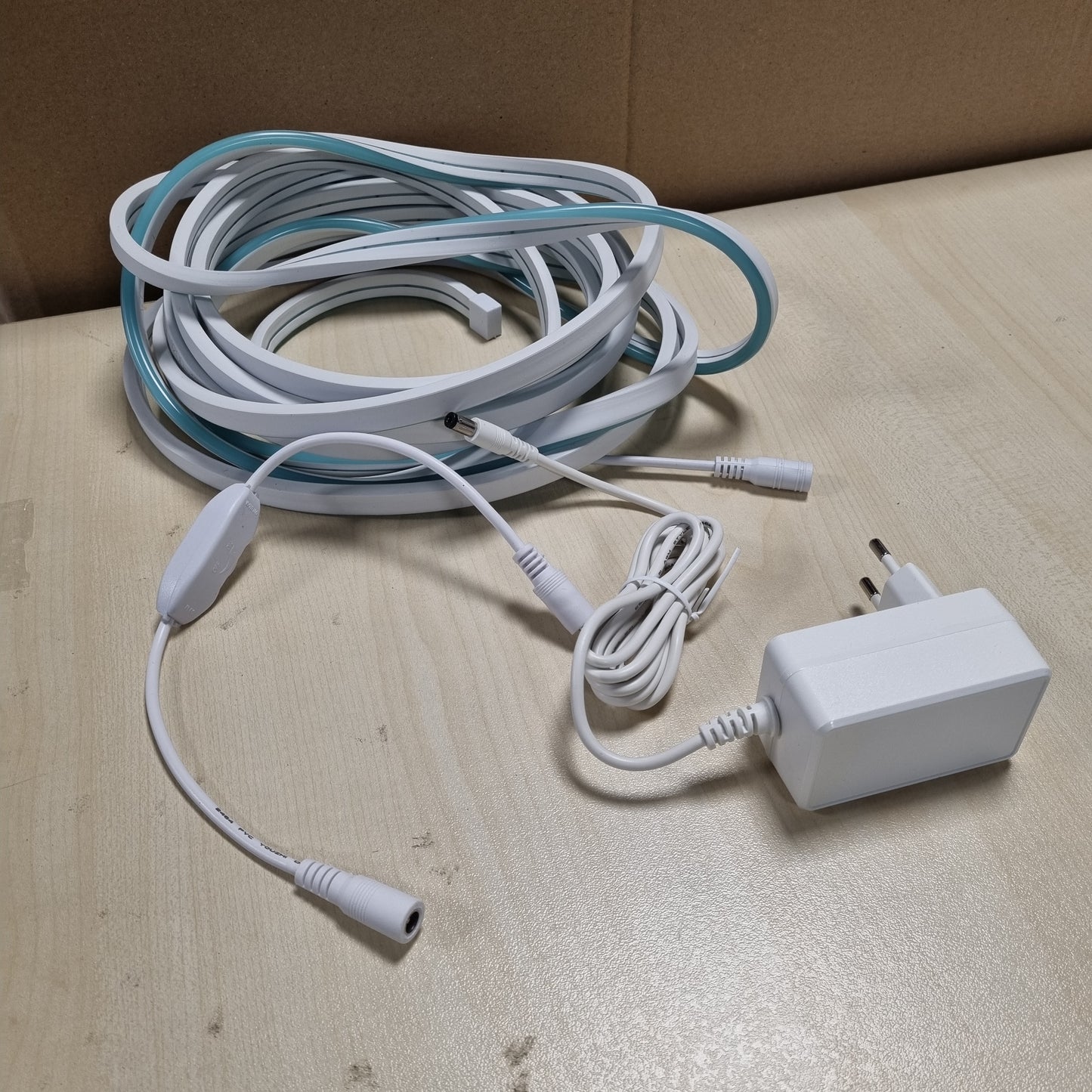 204736 - SHINEBURKY Shirit LED Neon 5m, Blu Akullore, 12V, IP65 i Papërshkueshëm nga Uji, me Errësim të Lehtë, për Dekorim të Brendshëm dhe të Jashtëm të Televizorit të Dhomës së Gjumit (Përfshinë Adaptor Energjie)