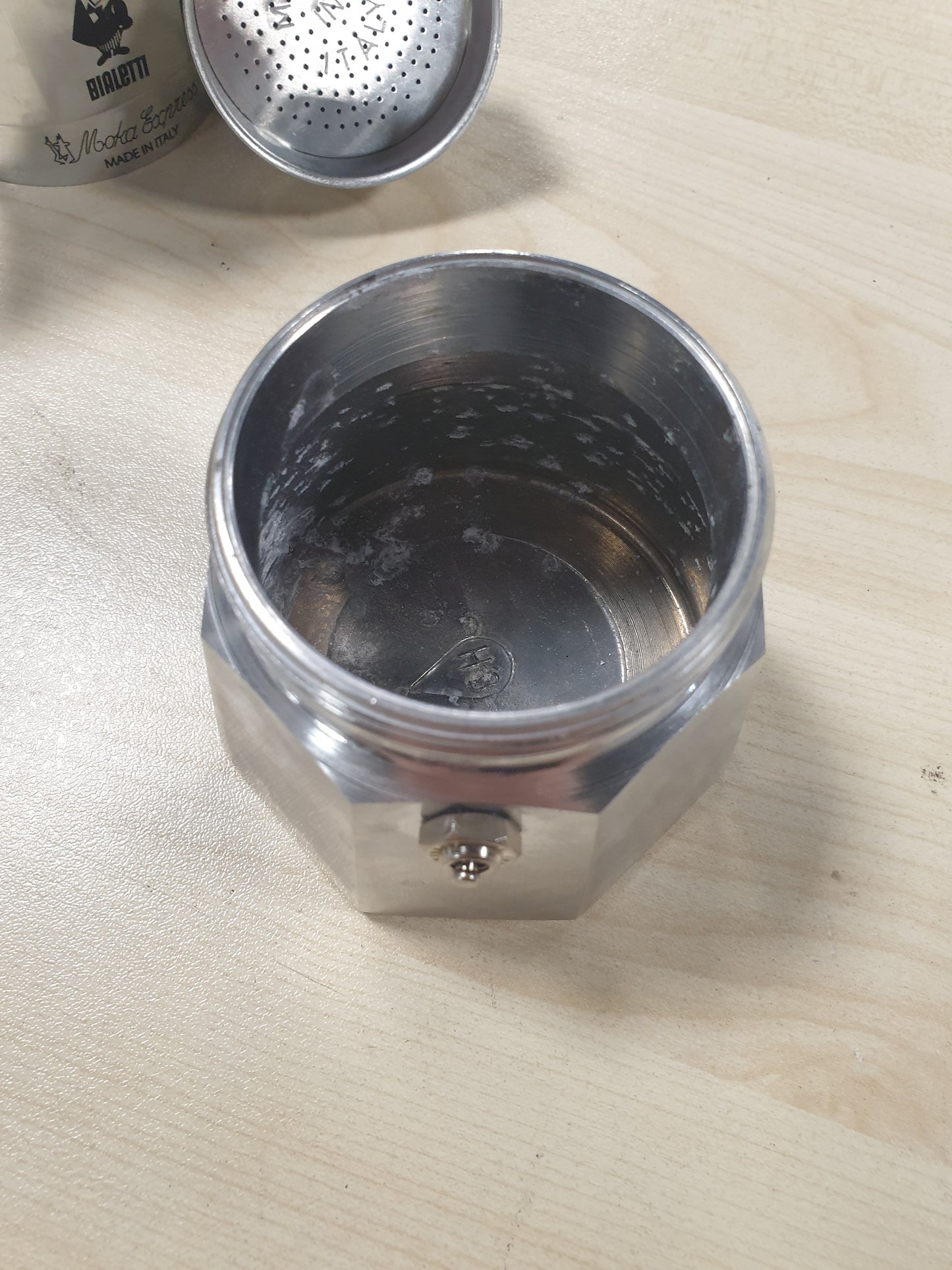 222440 - BIALETTI - Moka Express: Makina e kafesë Espresso, kapacitet 3 gota (130ml), material alumini, ngjyrë argjendi