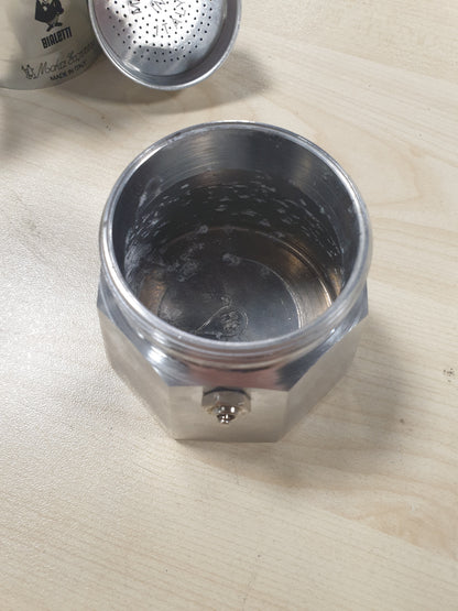222440 - BIALETTI - Moka Express: Makina e kafesë Espresso, kapacitet 3 gota (130ml), material alumini, ngjyrë argjendi