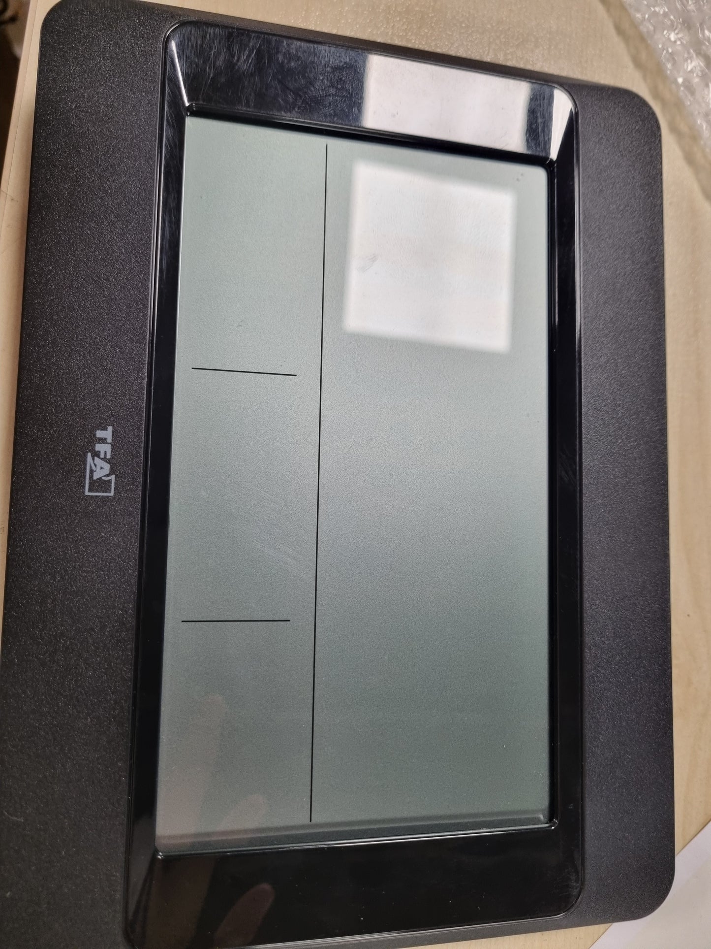 214635 - TFA DOSTMANN Orë muri dixhitale, 60.4519.01, orë me radio të kontrolluar me temperaturë të brendshme, ditën e javës (8 gjuhë), datën, orë kuzhine, caktim i zonës kohore, e zezë, plastike, (Gj) 215 x (Gj) 160 x (L) 26 (68) mm