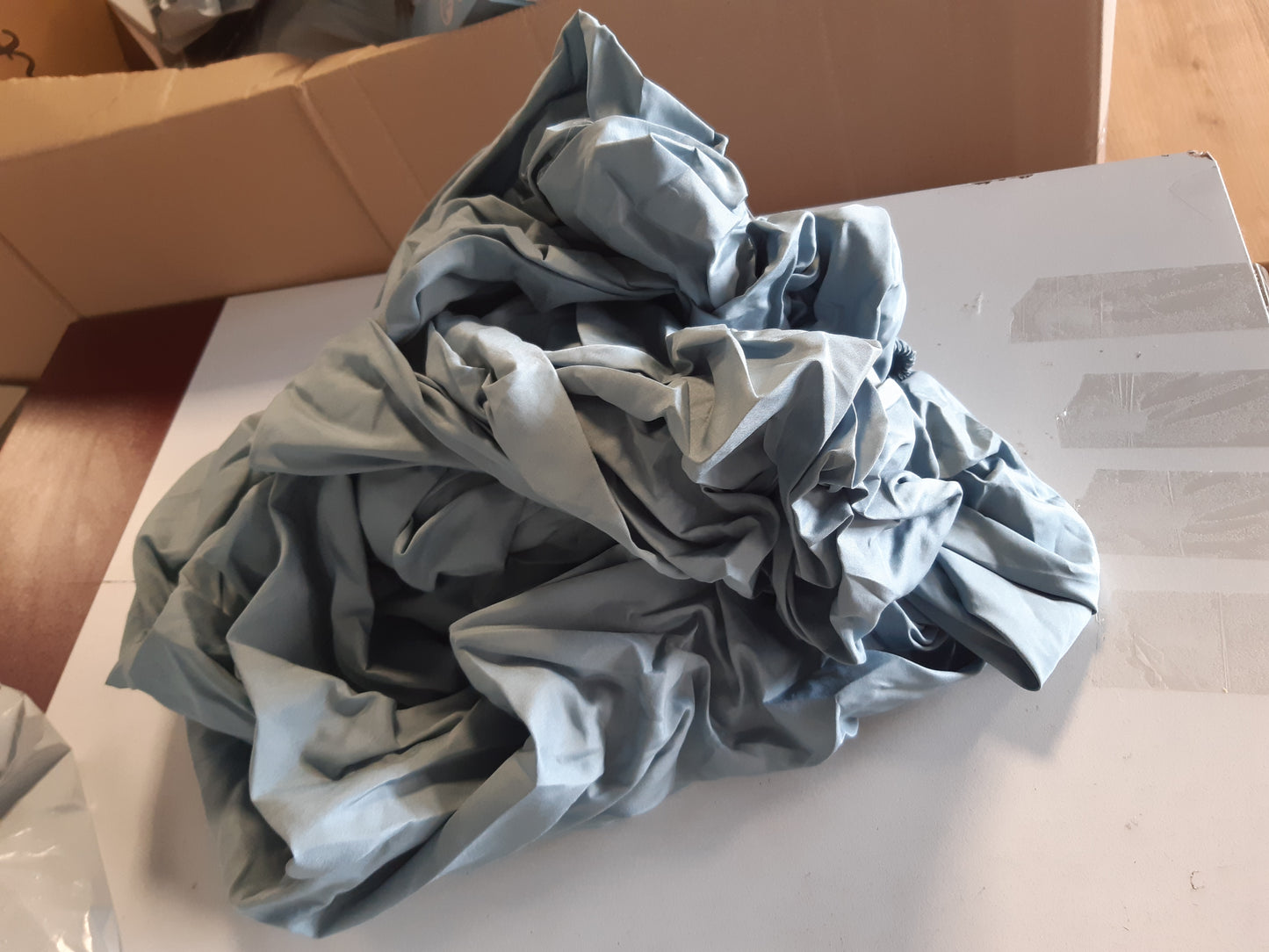 257602 - AMAZON BASICS Çarçaf i montuar me mikrofibër, Lartësia e dyshekut deri në 30 cm, 180 x 200 cm, Blu Spa