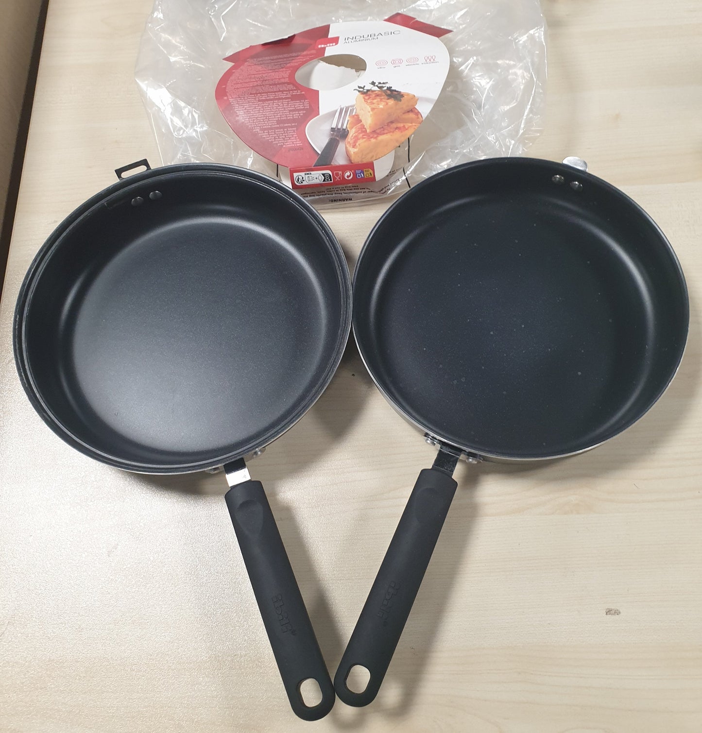 245859 - IBILI 405924 Tigan i dyfishtë Indubasic për omëleta me patate, 24 cm. Alumini. Shtresë jo-ngjitëse me 2 shtresa. I përmbys omëletat.