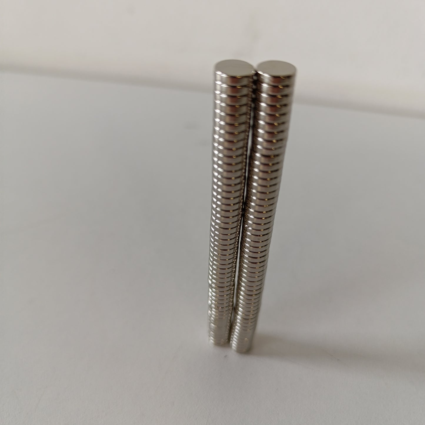 198783 - MAGNETE NEODIMI 100 copë, 8 x 2 mm, të rrumbullakët, jashtëzakonisht të fortë për frigorifer, fotografi, punime artizanale, kartolina, tabela të bardha, kalendarë