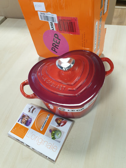 157020 - LE CREUSET Tavë zemre prej gize, me dorezë në formë zemre, 20 cm, ngjyra qershi, Modeli 21401200602455