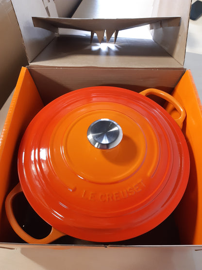 191012 - LE CREUSET Signature Tavë prej Gize me Kapak, Ø 28 cm, e Rrumbullakët, Përshtatshme për të gjithë Llojet e Sobave dhe Induksionin, Kapacitet 6.7 l, Pesha 6.125 kg, E Kuqe