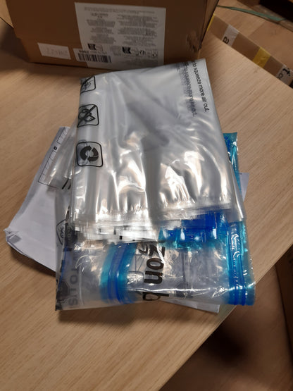 241627 - Çanta Ruajtjeje Udhëtimi Amazon Basics, me Mbyllje me Zinxhir, Pako me 12 copë, 6 të vogla, 6 të mesme, transparente