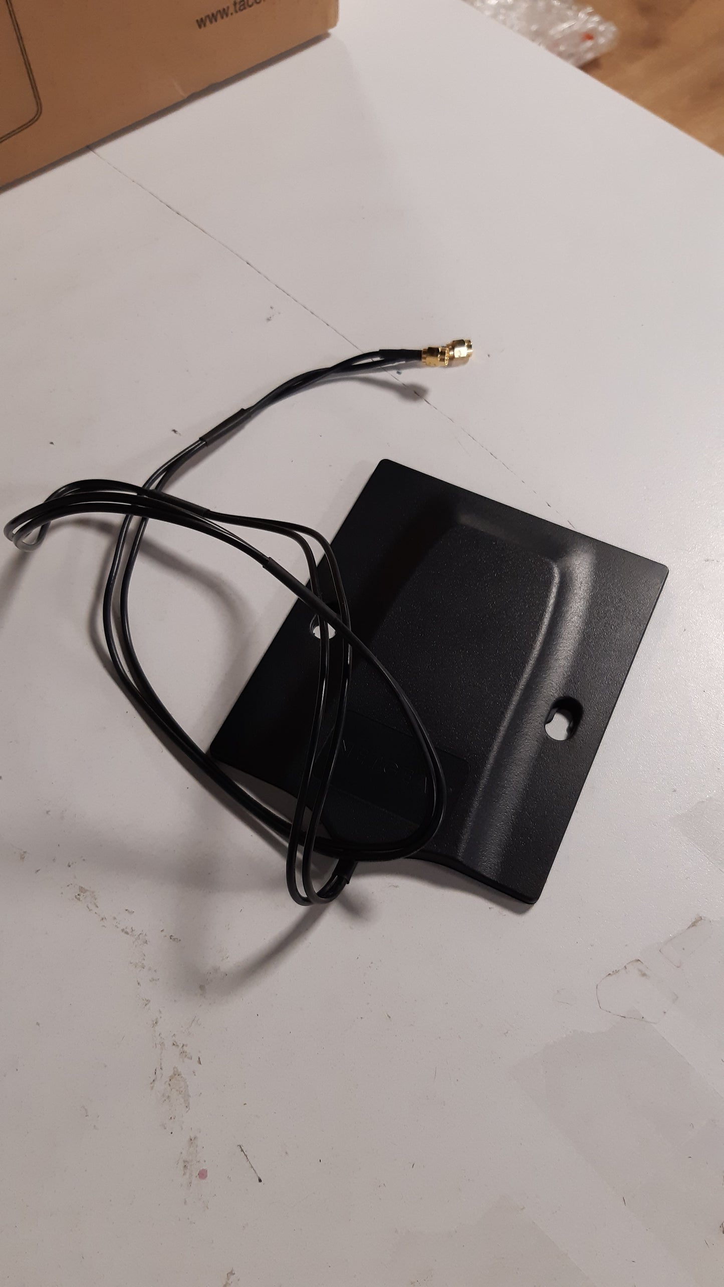 266295 - NETGEAR Antenë MIMO omnidireksionale (6000451) | Përmirëson performancën e antenës së brendshme, e pajtueshme me routerat hotspot M5 (MR5200) dhe M6 (MR6150), përfshin 2 lidhës TS-9 dhe 2 lidhës SMA