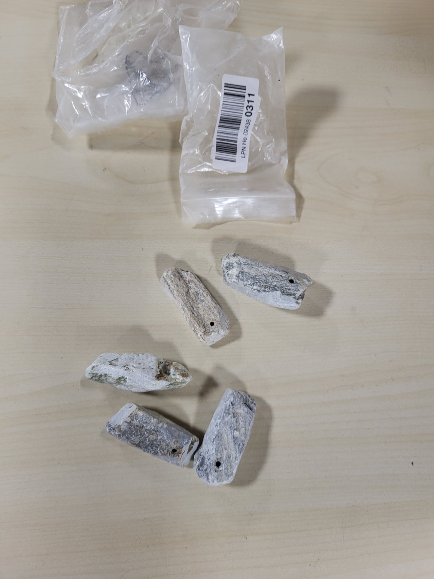 216413 - HONSELL 79238 Boshllëqe amuleti prej guri të butë, 5 varëse për set, me vrimë 3 mm, madhësi 3 - 4 cm, nuanca gri, kafe dhe jeshile