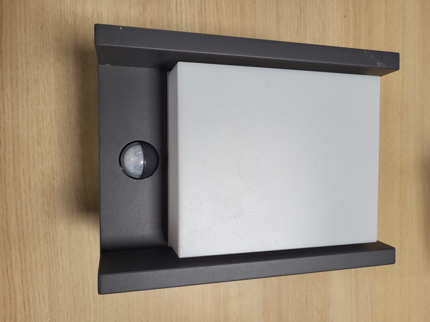 213342 - PHILIPS Dritë muri LED, dritë e jashtme me sensor lëvizjeje, ndriçim i jashtëm, 6 W, 750 lm, dritë e bardhë e ftohtë 4000 K, IP44 rezistente ndaj motit