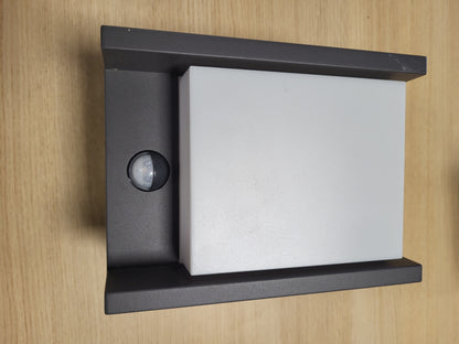 213342 - PHILIPS Dritë muri LED, dritë e jashtme me sensor lëvizjeje, ndriçim i jashtëm, 6 W, 750 lm, dritë e bardhë e ftohtë 4000 K, IP44 rezistente ndaj motit