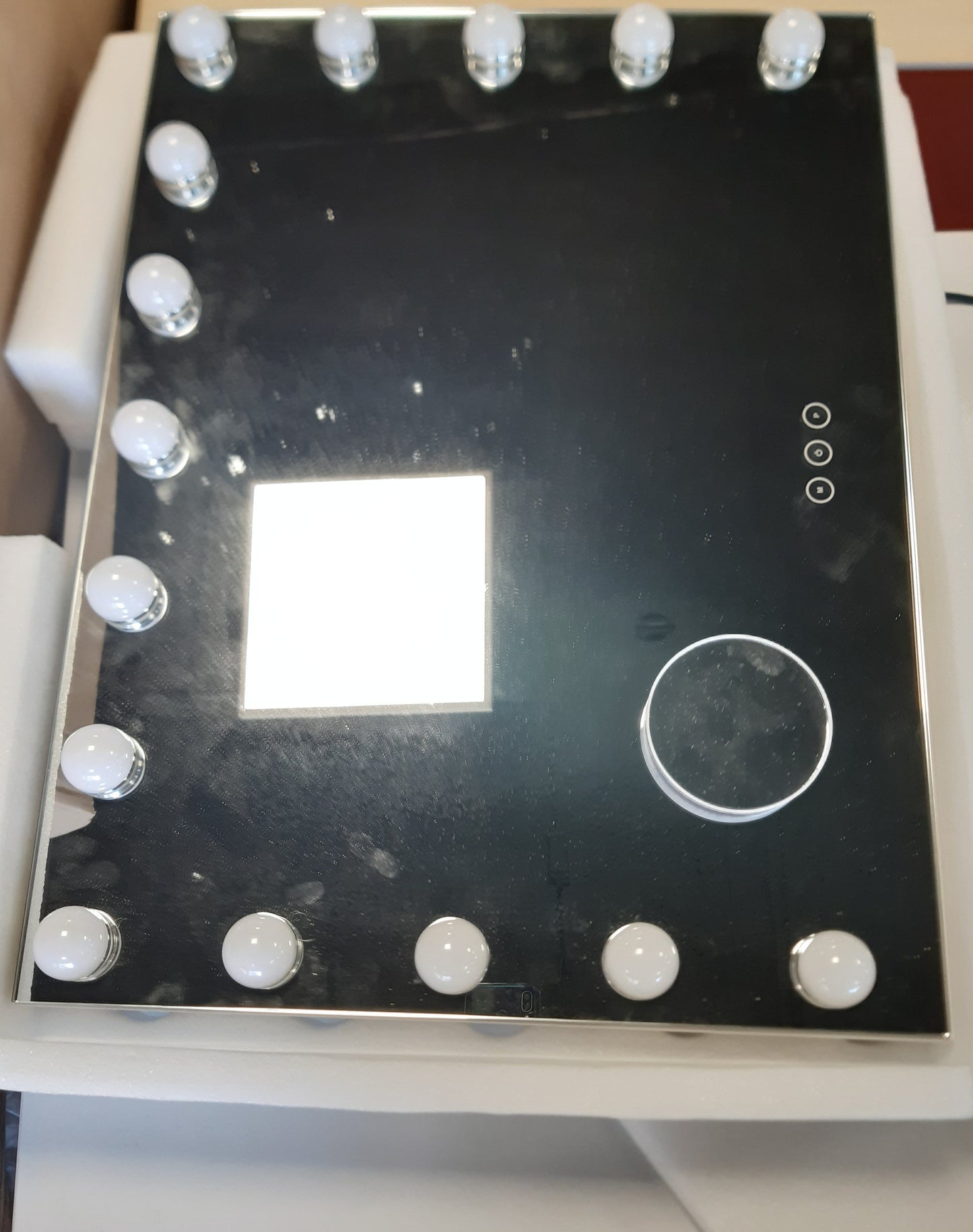 208409 - NUSVAN Pasqyrë Makijazhi e Ndriçuar me 15 Llamba LED të Errësueshme, 3 Mënyra Ndriçimi me Ngjyra, Portë Karikimi USB me Kontroll Preke, Dizajn Kornizë Metalike të Fortë 22.8x18 inç, e Bardhë