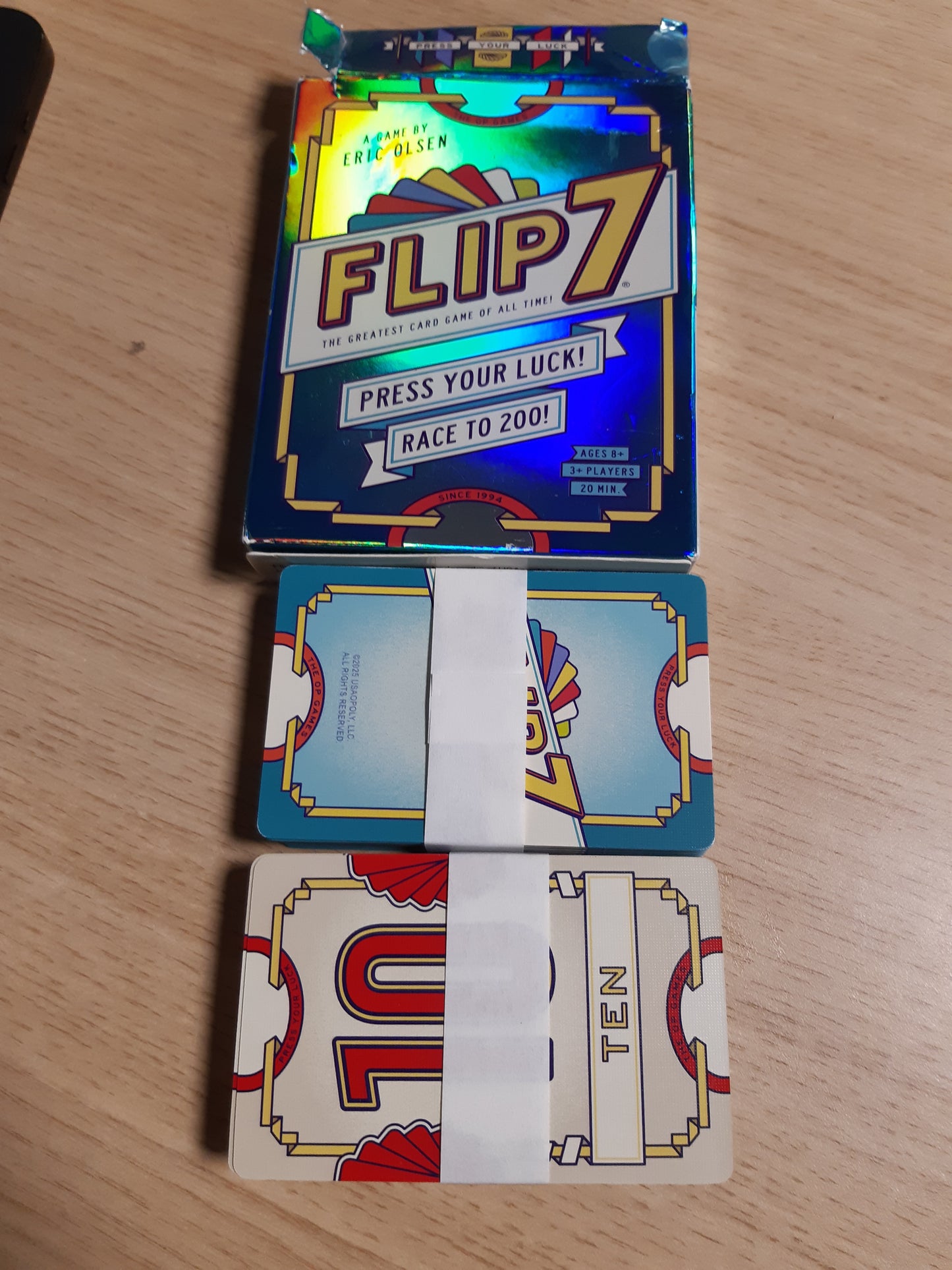 141551 - USAOPOLY Flip 7, përzierja perfekte e fatit dhe strategjisë, lojë me letra e shpejtë dhe adiktive, e lehtë për t’u mësuar, për më shumë se 3 lojtarë, nga 8 vjeç, rreth 20 minuta lojë.