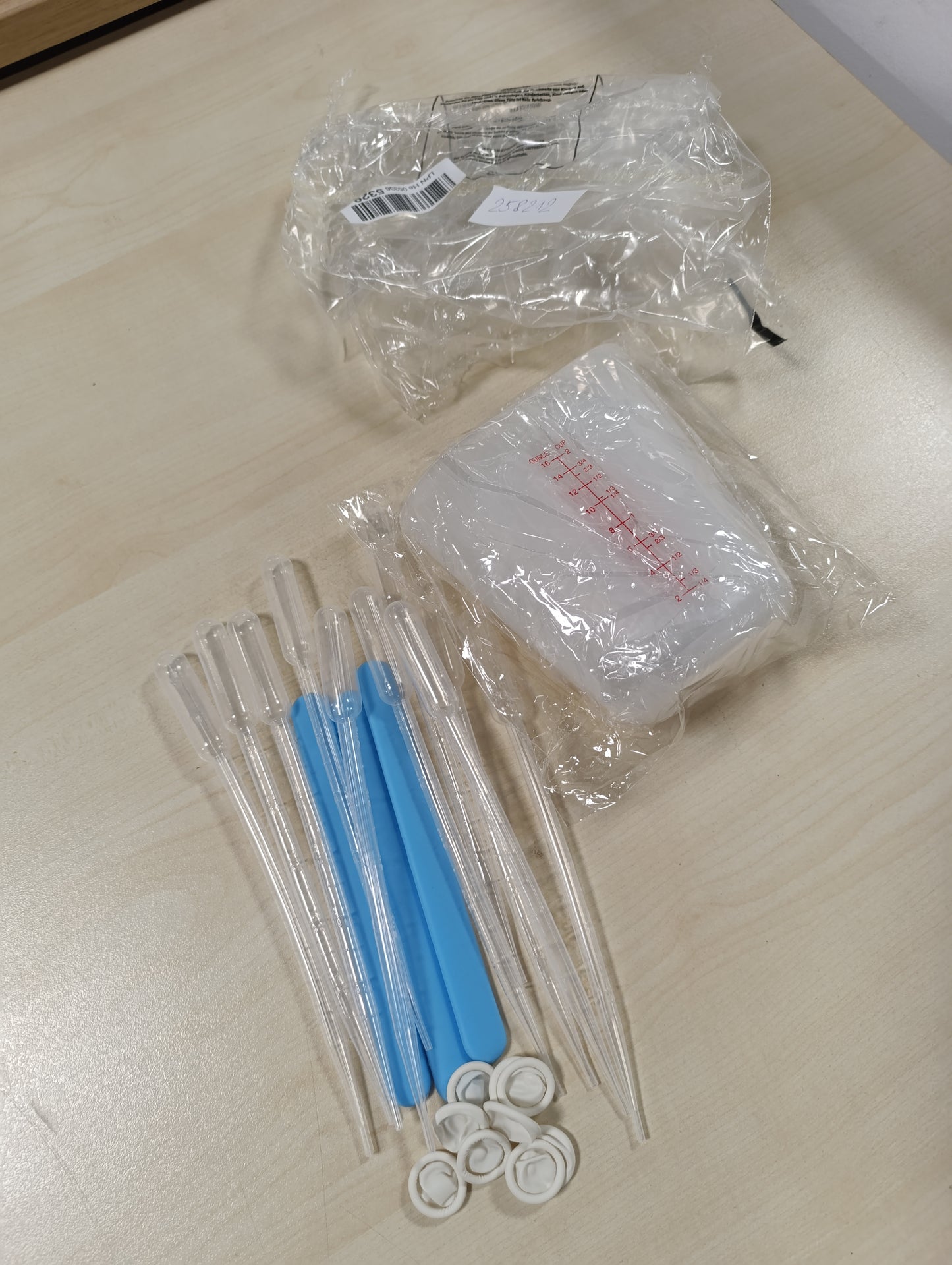 258212 - Set Kupash Matëse prej Silikoni Celepoir, 3 Pjesë, Kapacitet: 125ml/250ml/500ml, me Shkop Përzierjeje dhe Pikatore