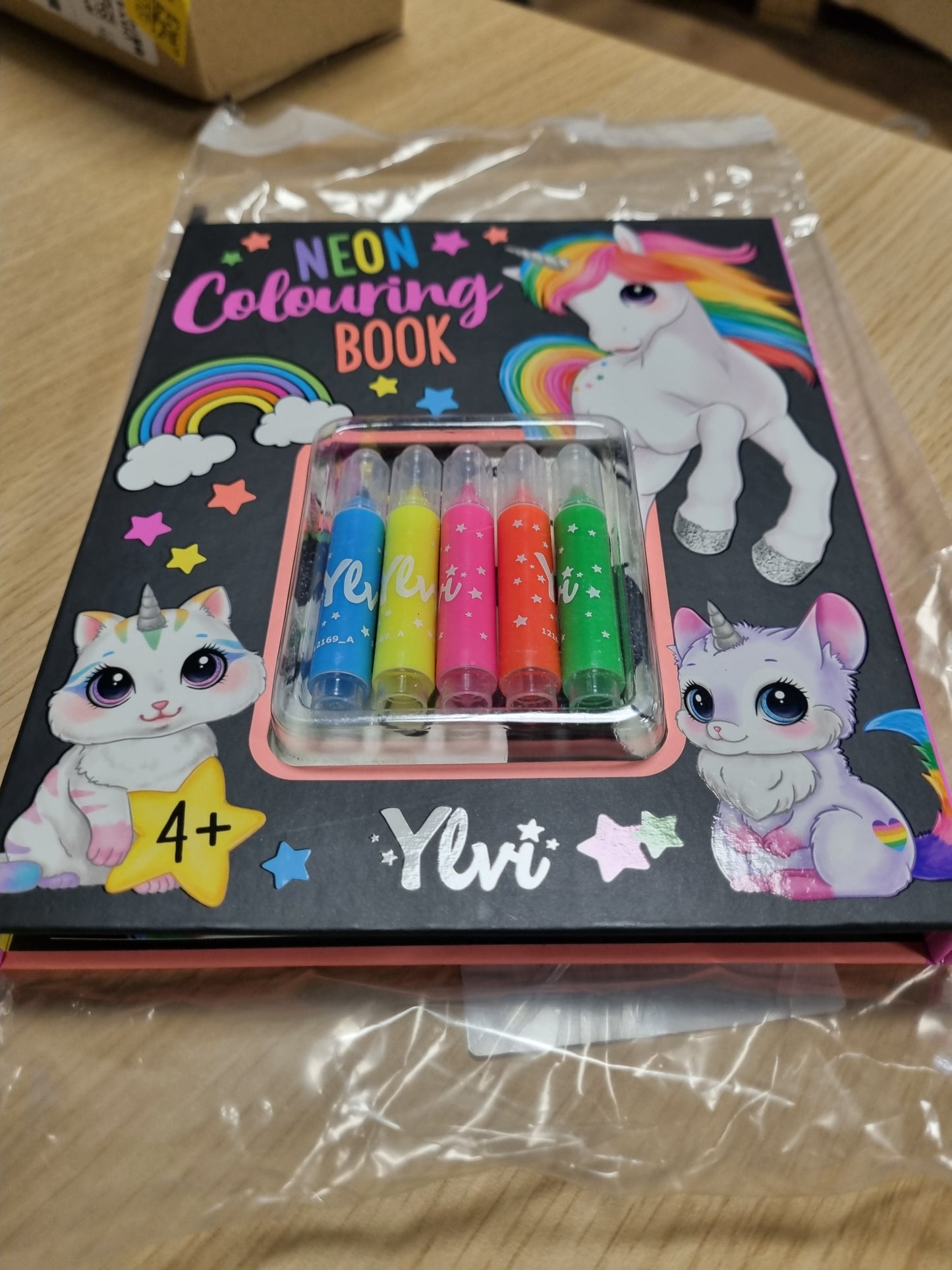 224381 - Ylvi - Set librash për ngjyrosje me ngjyra neoni, 25 faqe, përfshin 5 stilolapsa me majë neoni dhe një fletë ngjitëse me ngjyrë ari