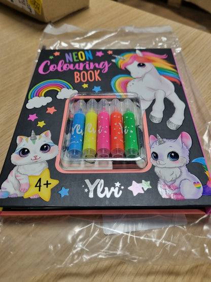224381 - Ylvi - Set librash për ngjyrosje me ngjyra neoni, 25 faqe, përfshin 5 stilolapsa me majë neoni dhe një fletë ngjitëse me ngjyrë ari