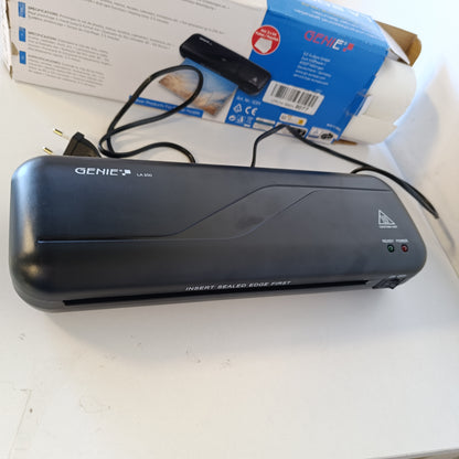 266776 - GENIE Laminator LA 200, përfshirë qese laminimi, për laminim të nxehtë 80-125 mikronë, i përshtatshëm deri në DIN A4, 330 x 106 x 60 mm, e zezë