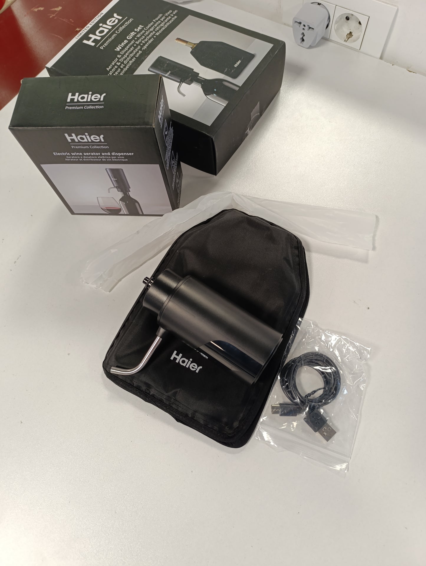 187340 - HAIER Set Dhuratash për Verë, Edicion i Limituar - Aerator Elektrik 2-në-1 me Qese Ftohëse në Kuti Premium