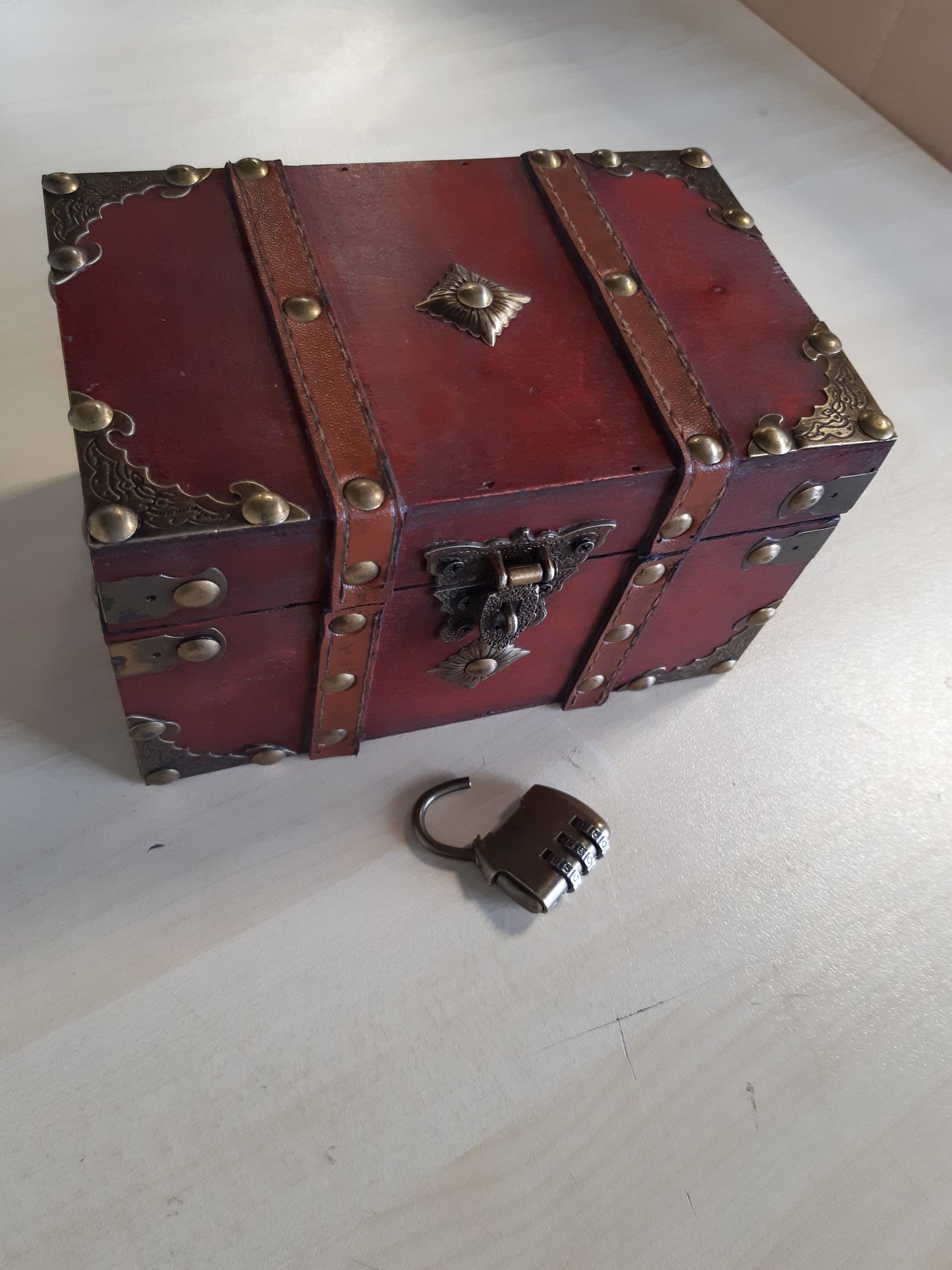 215659 - MYTAYT Arkë Thesari prej Druri e Vogël për Fëmijë, Arkë Pirati me Kyç Kombinimi, 18 x 11 x 10 cm - E Kuqe e Errët