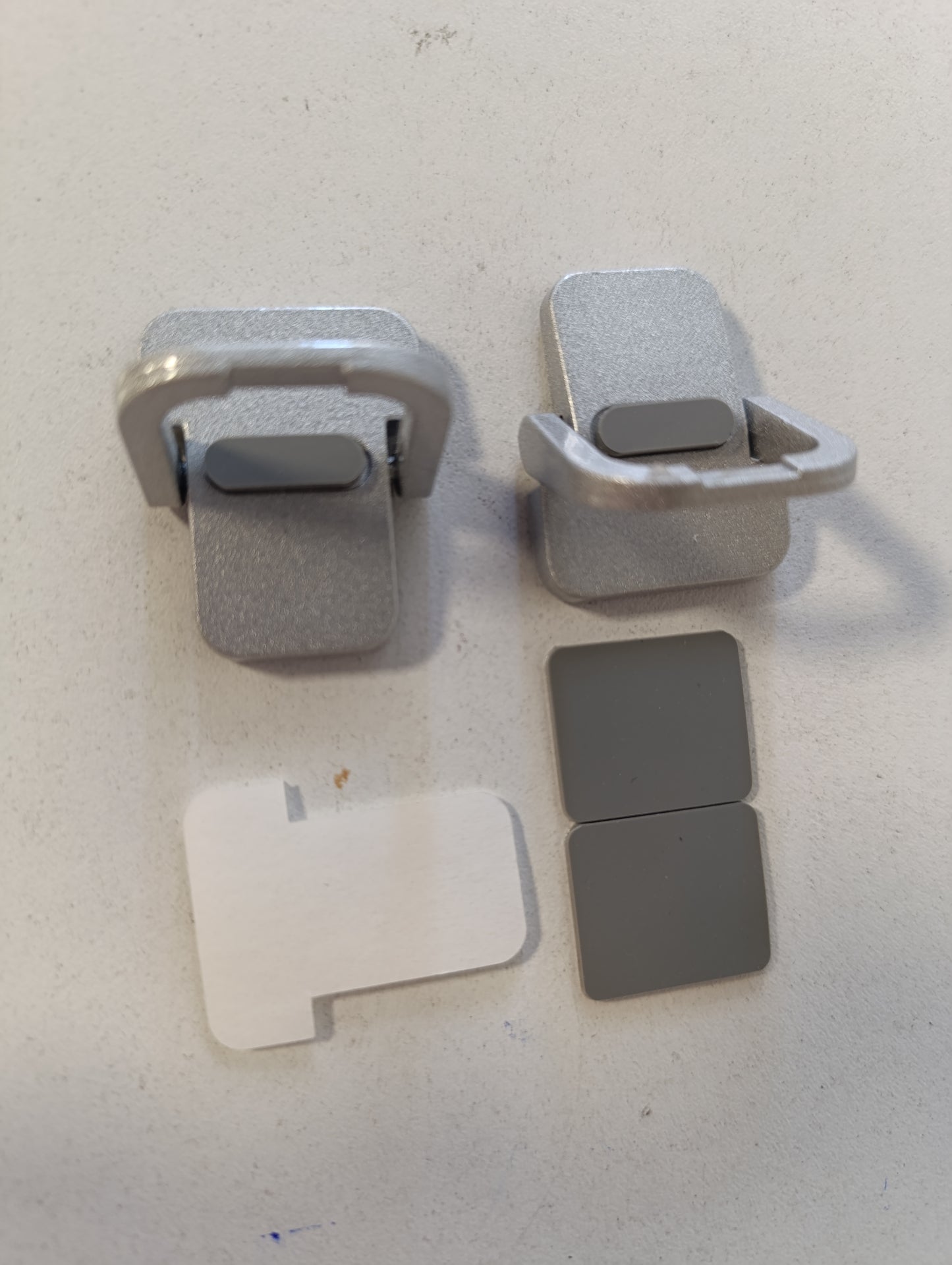 267323 - Mbajtëse për laptopë mini me 2 pjesë, Mbajtëse tastiere portative për tavolina, Mbajtëse laptopi e palosshme e padukshme, Mbajtëse laptopi vetëngjitëse, për të gjithë laptopët (argjend)