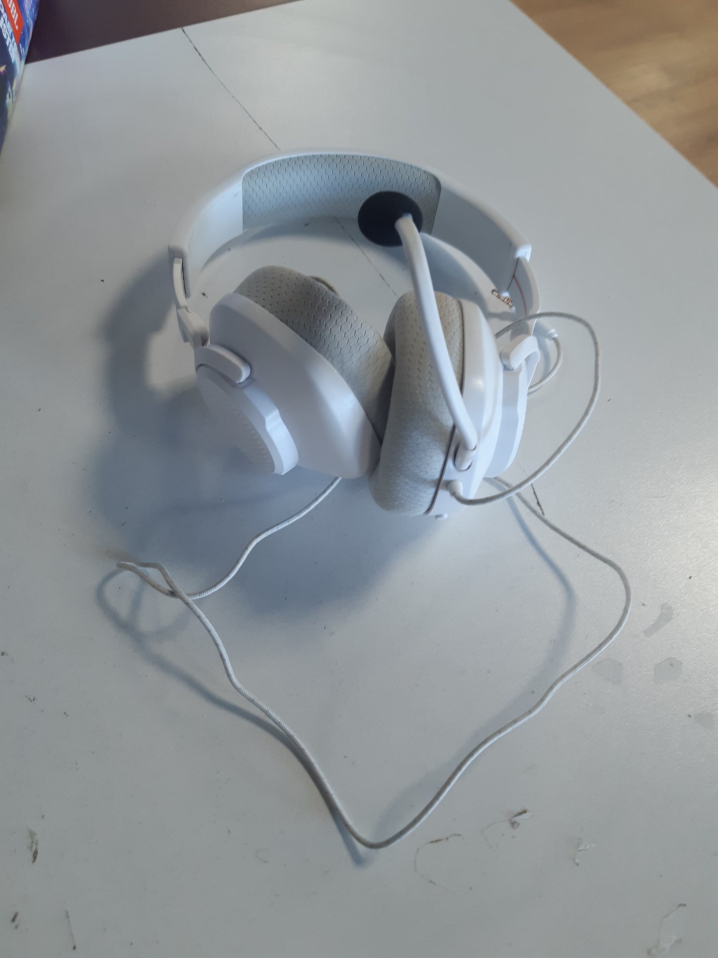 268240 - JBL Kufje Quantum 100M2 me JBL QuantumSOUND Signature, prizë 3.5 mm, mikrofon të shkëputshëm, të bardha