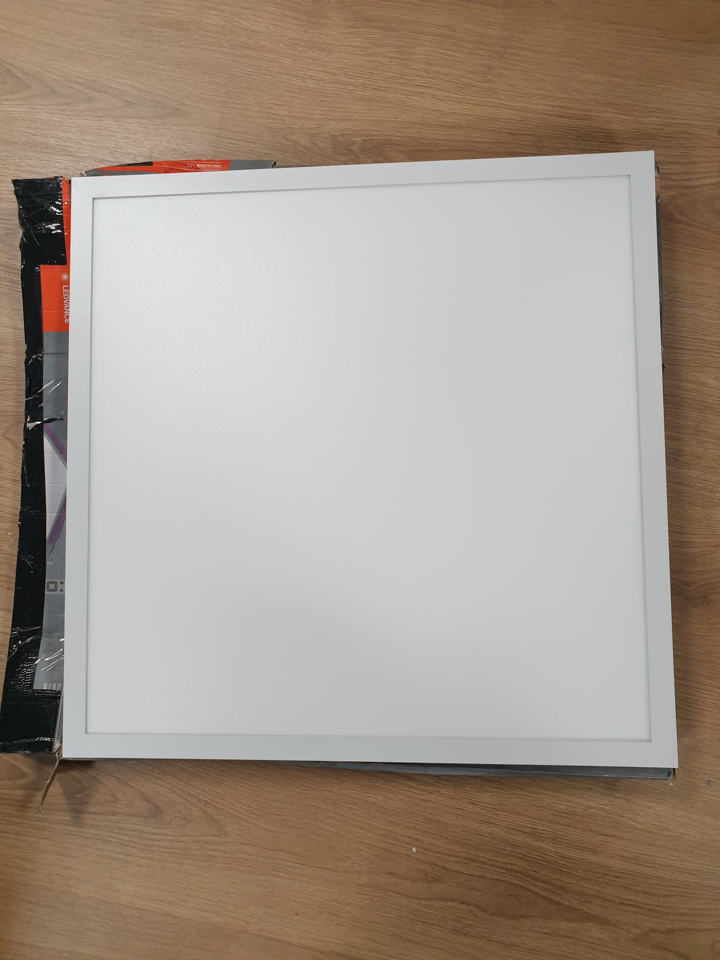 175089 - LEDVANCE Dritë Tavani LED WiFi 40W 3000LM, Ndryshimi i Ngjyrës 3000-6500K, Madhësia 60x60 cm, Teknologji RGB, Smart+ Planon, e Kontrollueshme me Aplikacion ose Asistentët Zanorë Alexa dhe Google Assistant