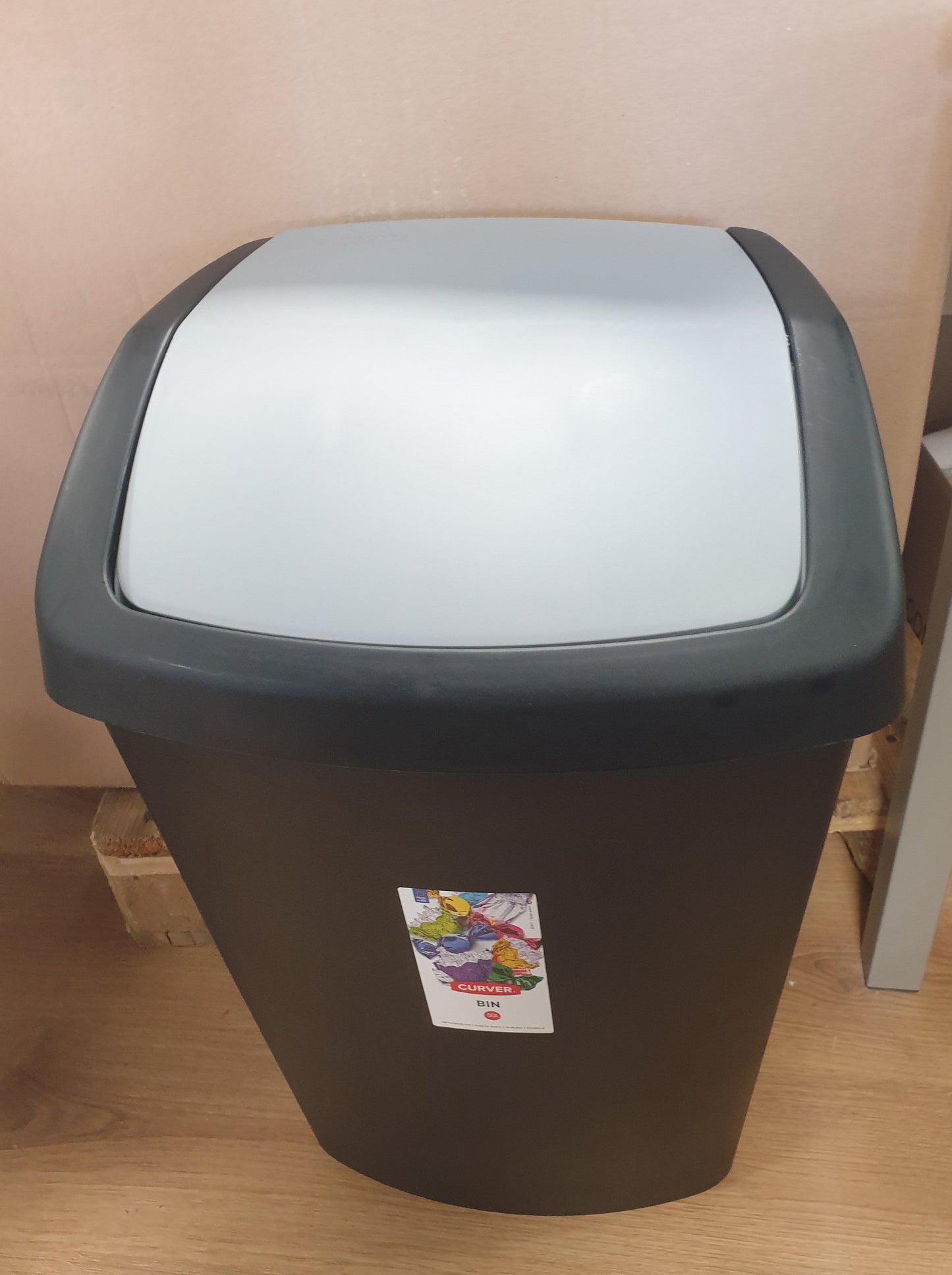 222255 - Curver Kosh mbeturinash 229390 me kapak rrotullues, plastik, i zi/gri, 40.6 x 66.8 x 34 cm, 50 litra