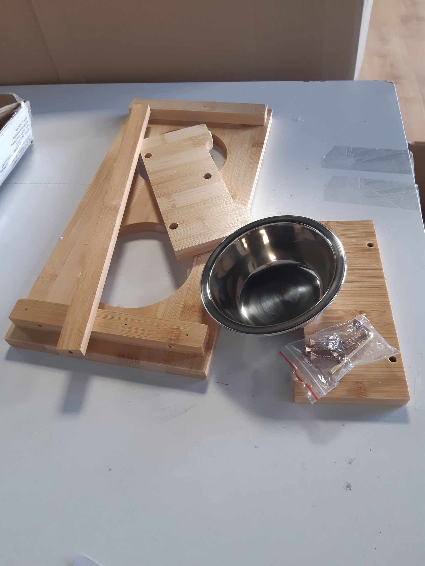 256593 - Tas i ngritur prej bambuje për qen Lionto, 40x20x10 cm, Tas i dyfishtë për qen dhe mace, 2 tasa çeliku inox Ø 11 cm, 350 ML secila, jo-rrëshqitës